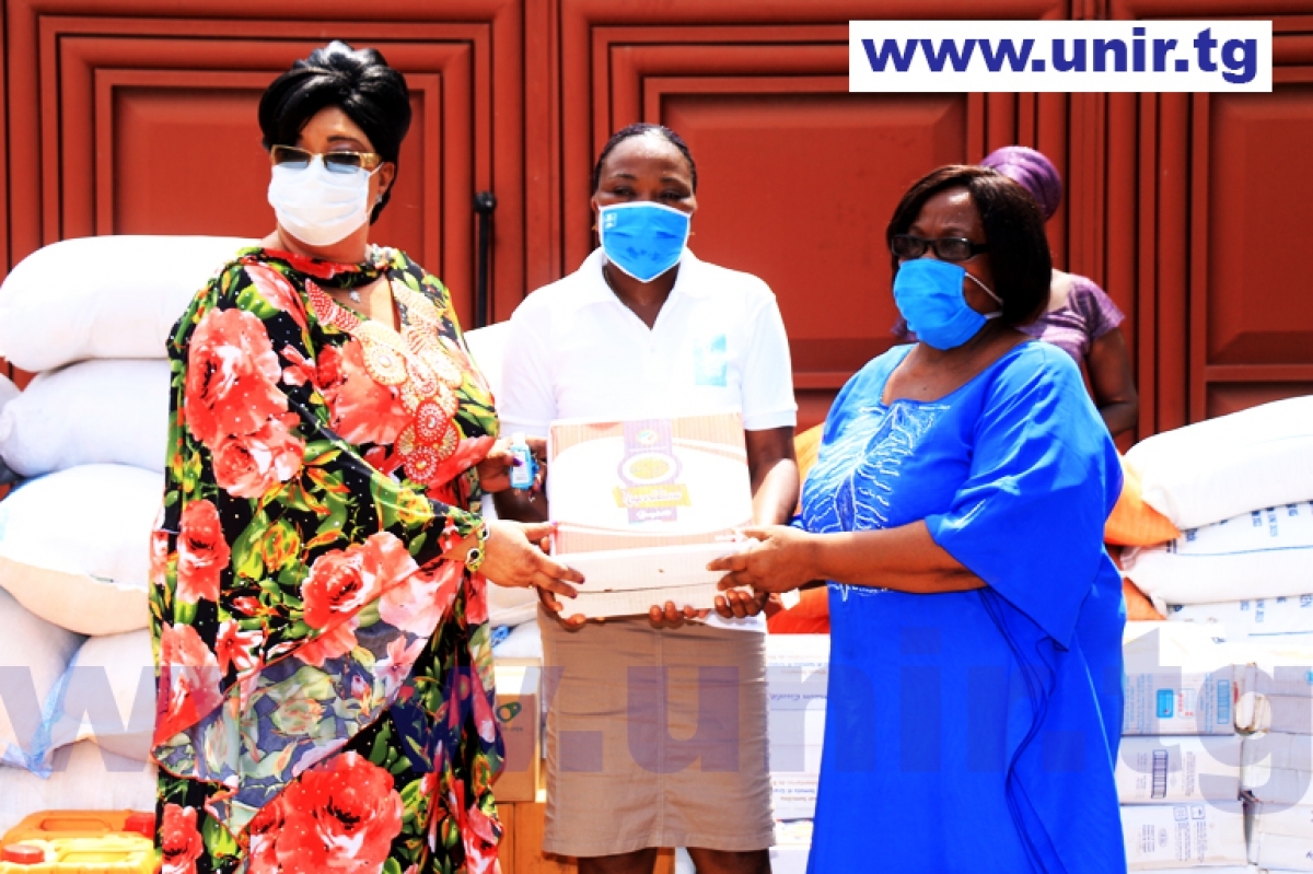 Lire la suite à propos de l’article La militante Raymonde Kayi Lawson de Souza offre des kits alimentaires aux femmes à l&rsquo;occasion de la fête des mères