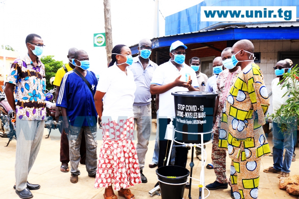 Lire la suite à propos de l’article Lutte contre la COVID 19 : La militante Raymonde Kayi Lawson appuie les conducteurs de taxi-motos