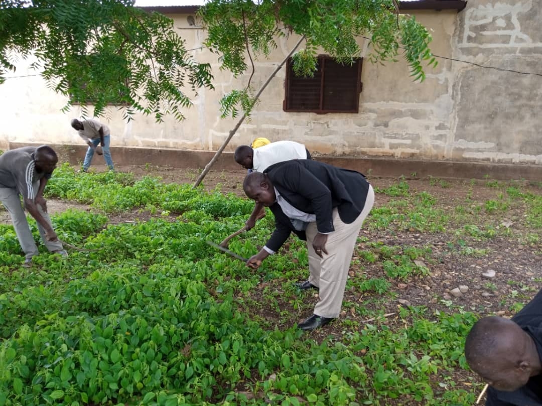 Lire la suite à propos de l’article L&rsquo;Honorable SANKOUMBINE Kanfitine et l&rsquo;A.J.E.S.CO mettent au propre des centres de soins de la commune de Kpendjal-Ouest 2