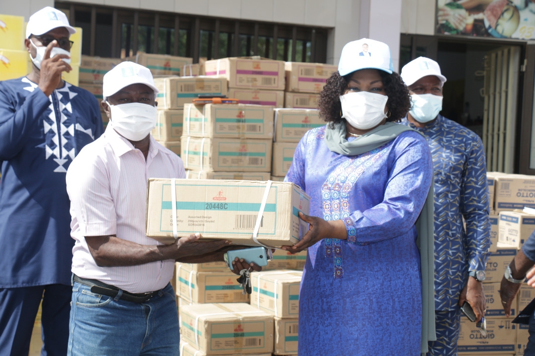 Lire la suite à propos de l’article Dons de vivres et de fournitures scolaires : la vice-présidente Ibrahima Mémounatou a procédé à la remise des dons dans la commune Agoè-Nyivé 4