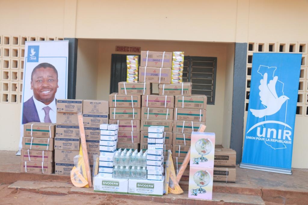 Lire la suite à propos de l’article Rentrée scolaire 2021 : le grand geste du parti Unir à l&rsquo;EPP Hédzranawoé 2