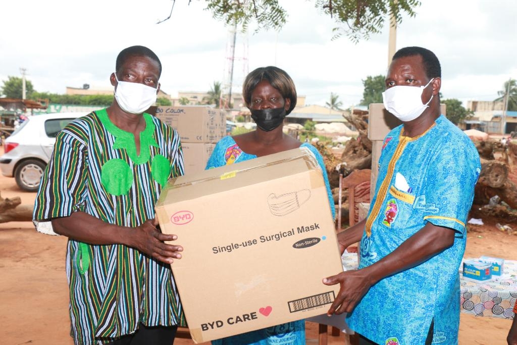 Lire la suite à propos de l’article Rentrée scolaire 2021 : les cadres Unir d&rsquo;Adétikopé soutiennent les écoles publiques de la commune