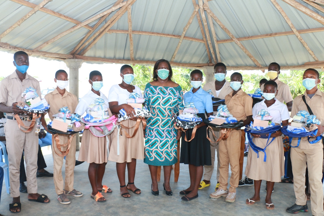 Lire la suite à propos de l’article Les meilleurs élèves du CEG Attidjin récompensés par la militante Raymonde Kayi Lawson