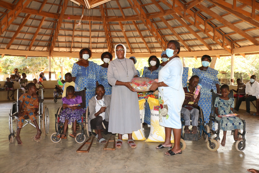 Lire la suite à propos de l’article Dans la région des Savanes, c&rsquo;est Noël avant l&rsquo;heure pour les enfants orphelins et handicapés
