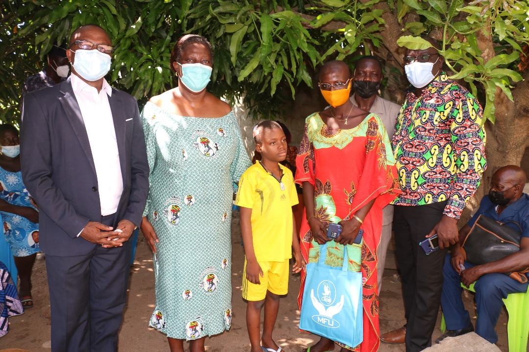 Lire la suite à propos de l’article Drame au CEG Gléi : la militante Raymonde Kayi Lawson et le MFU au chevet des victimes