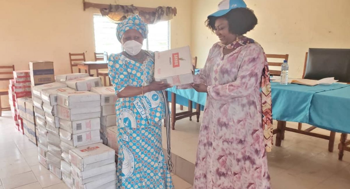 La militante Mémounatou Ibrahima aux côtés des femmes vulnérables de Guérin Kouka